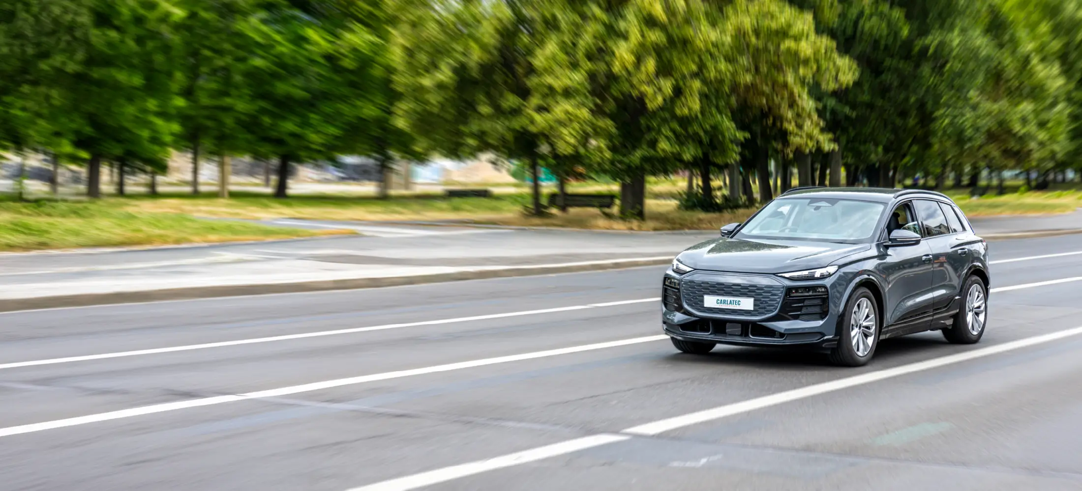 Grauer SUV f&auml;hrt auf einer mehrspurigen Stra&